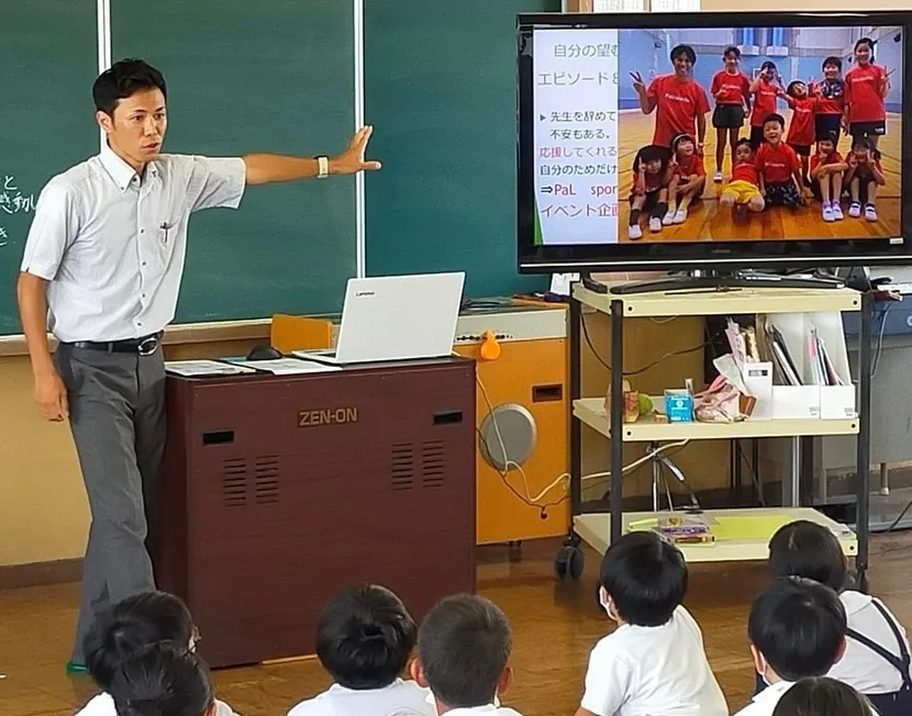 小学校の教室で子どもたちに授業をする様子